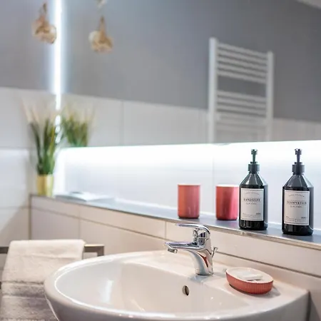 Golden Design Apartment, Zentral, Familie Und Business, 1000 Mbit شقة *